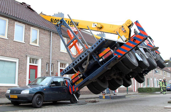 荷兰男子租吊车向女友求婚，不料砸坏邻居屋顶。（网页截图）