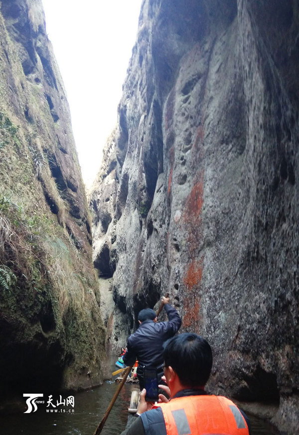 九龙潭幽暗狭长的水道。
