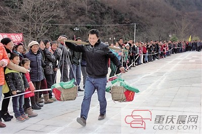 百米挑粮比赛。 通讯员 马玄 摄