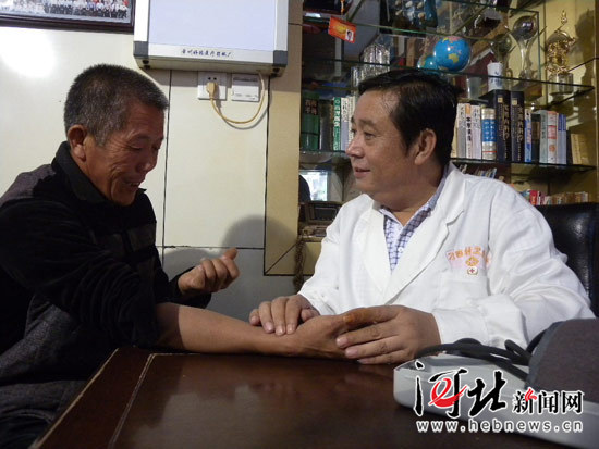 周松勃在为患者诊治。葛西劝摄