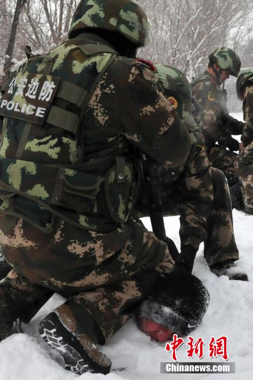 图为“无预告式”演练时官兵迅速制服“犯罪嫌疑人”。 范昕羽摄