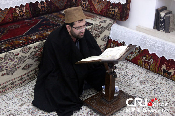 信徒在清真寺进行诵经