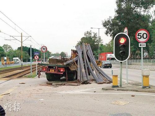香港轻铁撞上载钢筋货车 3名乘客受伤(图)|货车