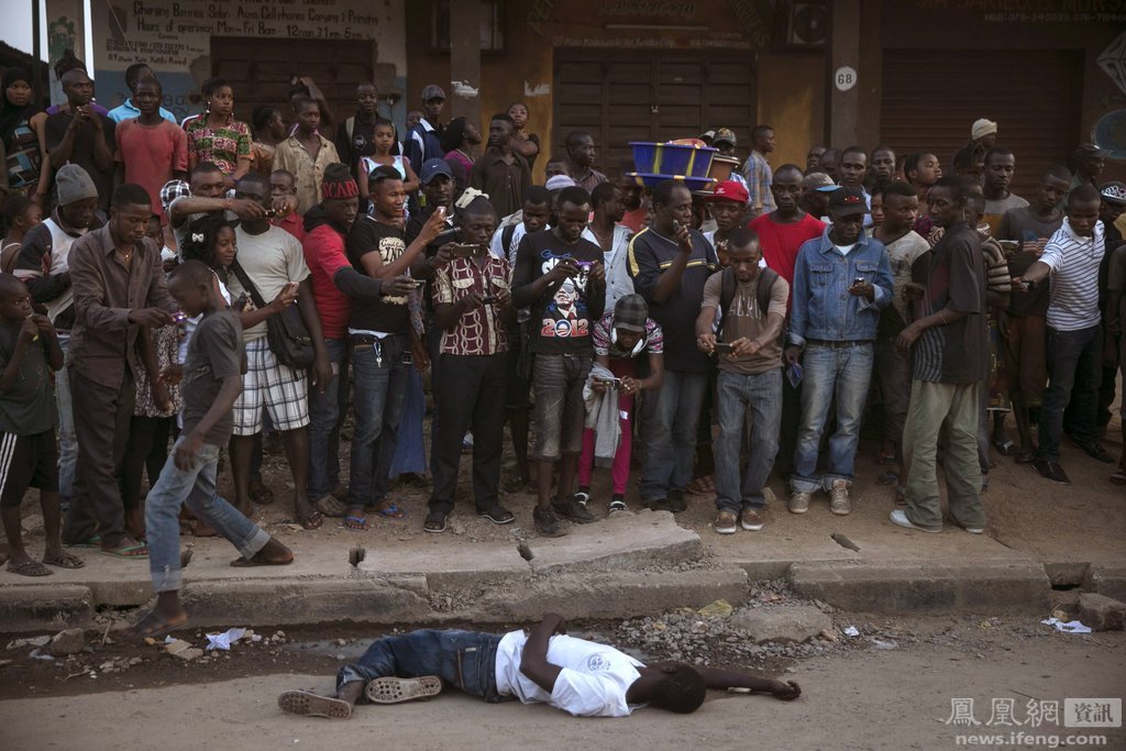 一名疑似埃博拉死者引来一大群人拍照