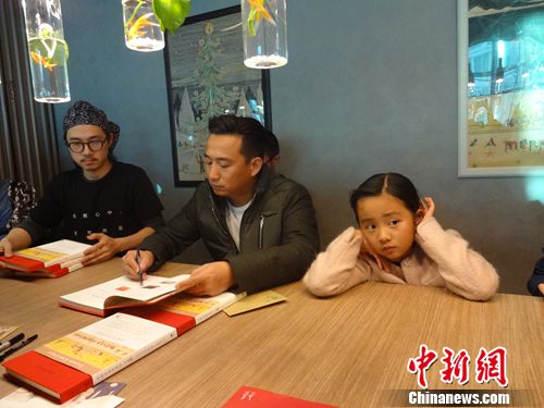 黄磊女儿翻译童话书 称未来只想当导演、演员