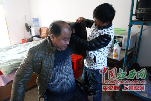 由于父亲衣服穿的多行动又不便 小佳浩每天都要帮父亲穿衣服