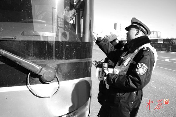 警方在京广路南三环区域对闯禁行车辆进行处罚