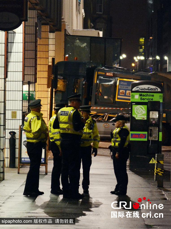 　　当地时间2014年12月22日，苏格兰最大城市格拉斯哥市中心当天发生一起严重交通事故，一辆卡车撞向人群，造成至少6人死亡、多人受伤。图片来源：Sipa Photo