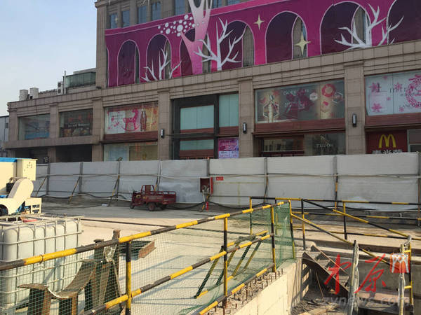 农业路站施工区东侧预留了一条6米多宽的施工便道