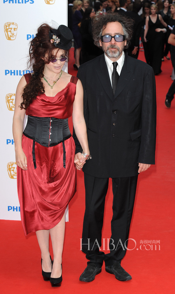 蒂姆·伯顿 (Tim Burton) 与海伦娜·伯翰·卡特 (Helena Bonham Carter) 亮相2010年BAFTA大奖