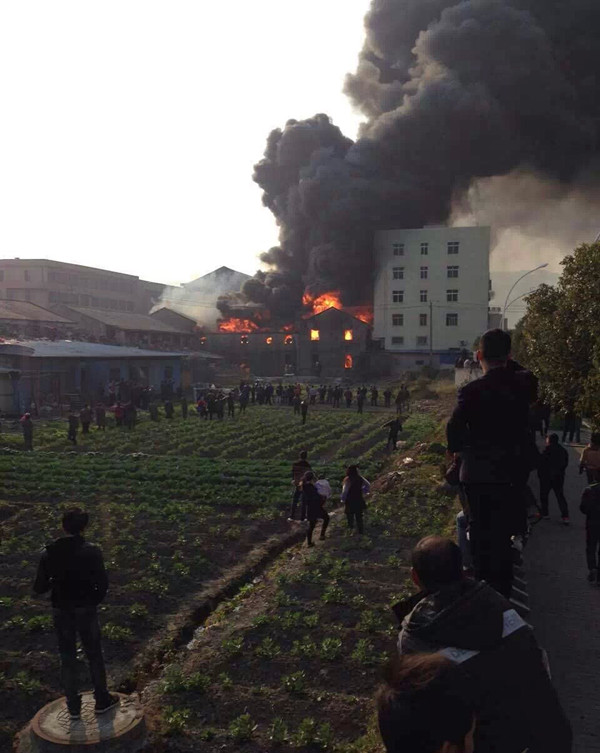 瑞安塘下一编织厂发生火灾 现场黑烟冲天(图)|