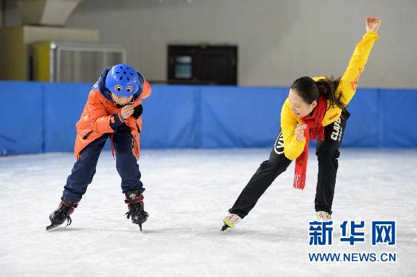速度滑冰 冬奥冠军张虹为留守儿童上滑冰课|小