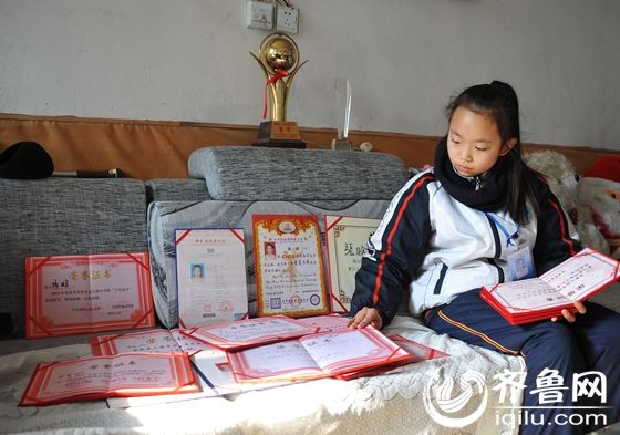 张晗从小喜欢唱歌,曾经荣获多项歌唱比赛的奖项。妈妈患癌症,懂事的小张晗背着爸爸妈妈走上街头卖唱,为妈妈筹钱治病。(齐鲁网发 王泽斌 摄)