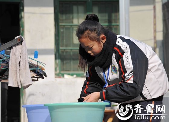 张晗是一个懂事的孩子,母亲病重,常常帮爸爸照顾妈妈。最近,为给妈妈筹钱治病,小张晗走上街头卖唱,感动不少市民和网友。(齐鲁网发 王泽斌 摄)