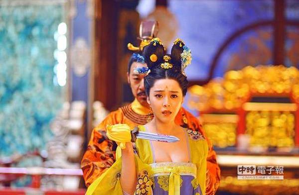 范冰冰主演的《武媚娘传奇》突然停播,有指与胸部太过暴露也有关.