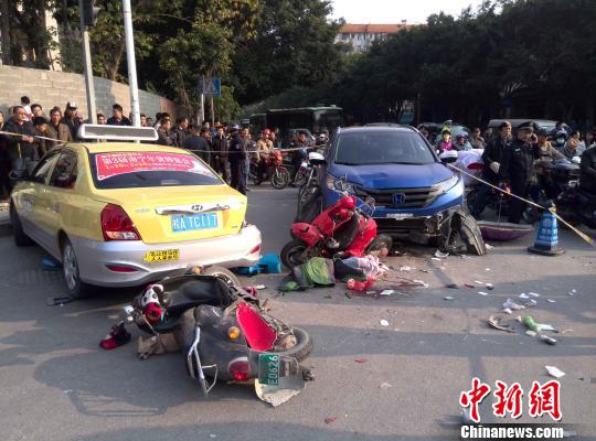 广西南宁发生恶性交通事故 致1死10伤|肇事|交