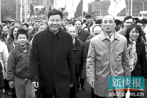 ■昨日,市长陈建华和市民一起步行同德围南北高架。