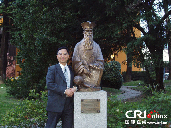 北外海外汉学研究中心张西平主任2004年在卫匡国家乡的卫匡铜像请