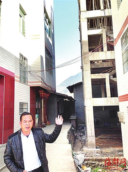 陈治明称，左侧为陈金源老宅，右侧为他的房子，已停工