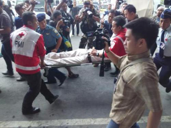 失联亚航QZ8501航班乘客家属收看现场救援画面后，当场晕厥。