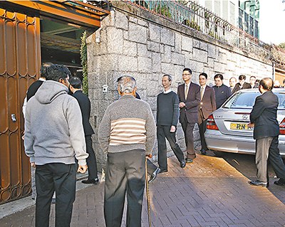 各界前往九龙塘夏利里拉家族大宅向夏利莱致敬。来源:香港《文汇报》