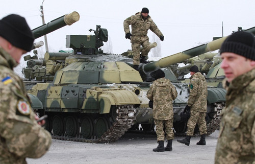 乌总统视察西部射击场 向军队移交100件军事装