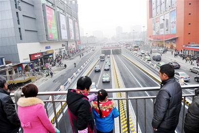 省体育馆下穿隧道昨日正式通车 时隔5年一环路