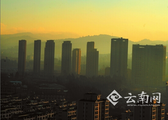 昆明北市区晨光初露 记者 江洋 摄
