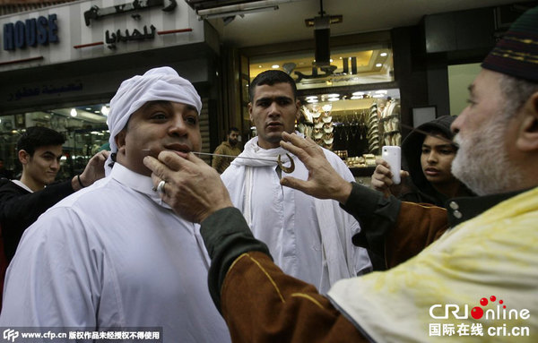 黎巴嫩穆斯林铁刺穿脸 纪念先知穆罕默德诞辰
