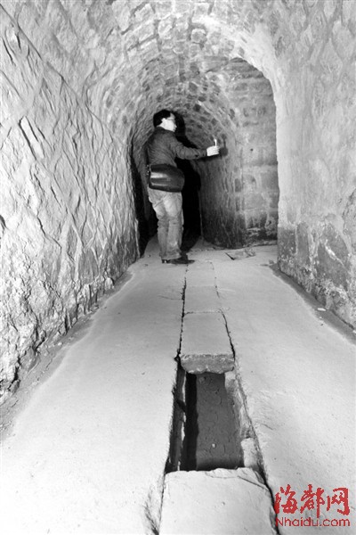 防空洞每隔10米就有一个分岔口,洞内排水系统很完备