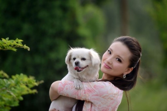 蔡卓妍与宠物狗扮萌 细数明星与宠物们亲密瞬