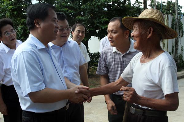 2014年9月,刘赐贵在琼中县调研时和当地群众交流(网络资料图片)