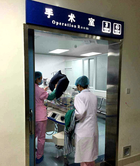 小丹增抵达成都后,被推入手术室立即进行手术。王斌 供图