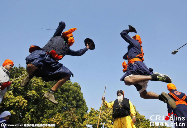 当地时间2015年1月5日,印度昌迪加尔,当地锡克教徒表演传统杂技,庆祝古鲁Gobind Singh诞辰。 图片来源:CFP