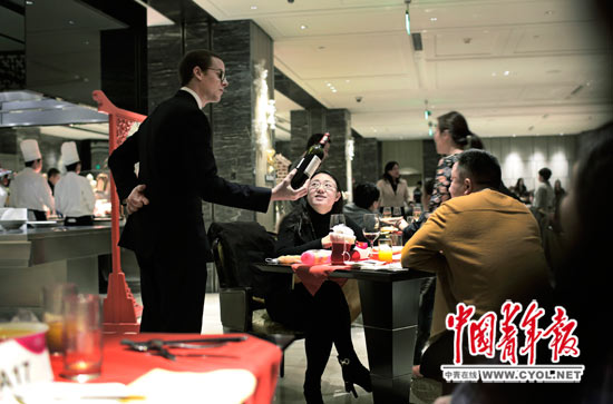 平安夜,外国侍者为中国顾客提供服务|酒店|北京