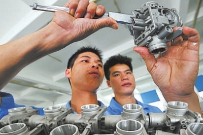 福鼎丰泰化油器员工对电控化油器产品进行质检。　　　　　　　　　　　本报记者　林辉　摄