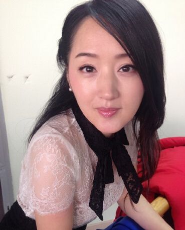  杨钰莹 身穿蕾丝衫 性感 出镜 被指 逆生长 美艳动