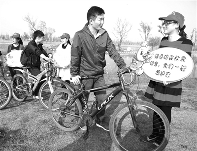 　　青年志愿者向游客宣传环保理念。 新华社发