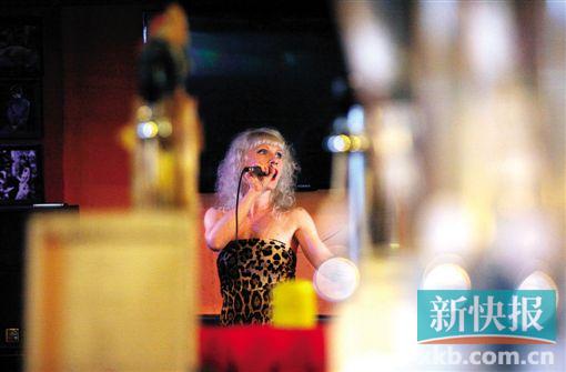 没有经纪人,没有资源,年过30,伊娃也感觉自己难以重现昨日的辉煌,但是她的内心仍喜爱唱歌。祝贺/摄