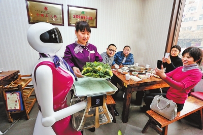 许昌火锅店启用智能机器人 能端菜说话价值8万