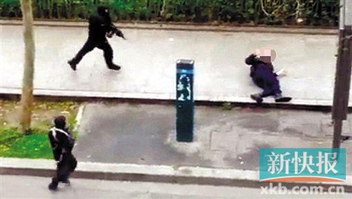 ■枪手袭击一个躺在地上的人。