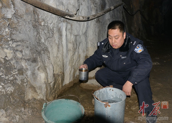 步行几里地到山里挑水