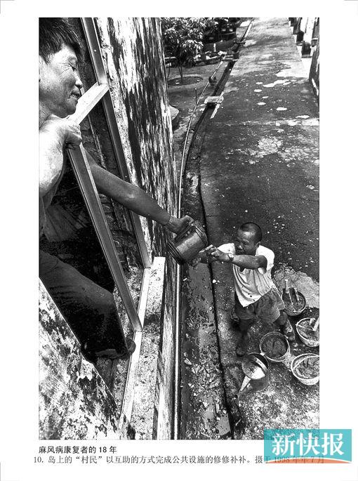 ?岛上的“村民”以互助的方式完成公共设施的修缮。    (摄于1998年7月)