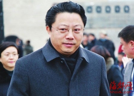 季建业(上)被查前,曾在南京市委民主生活会上自我批评,但季建业每交一次自我剖析材料,都被杨卫泽(下)打回去,前后反复三次