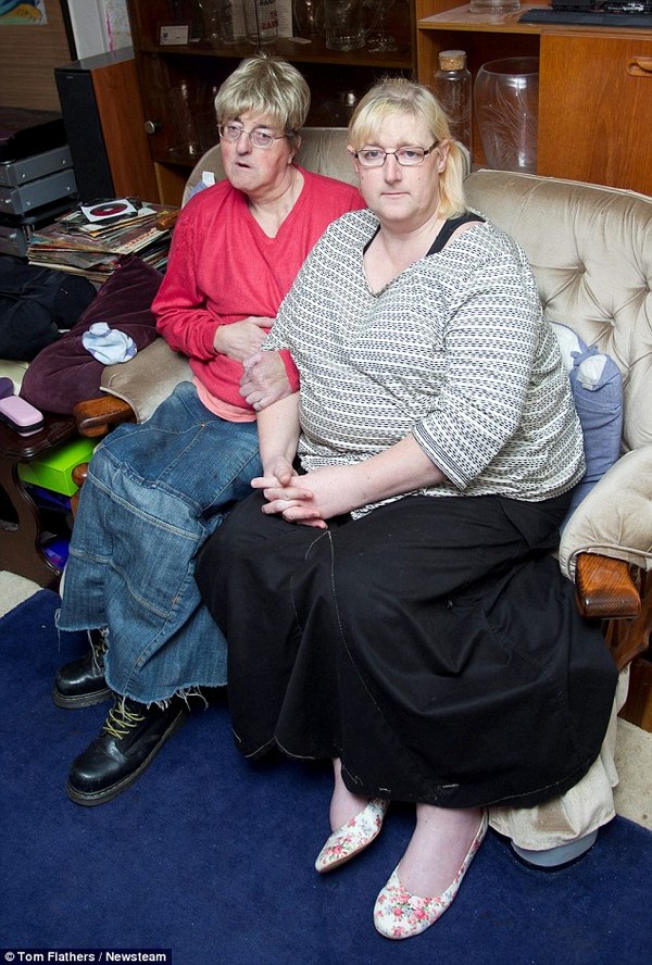 Stephanie(图右)说,结婚会使她们的生命变得完整。