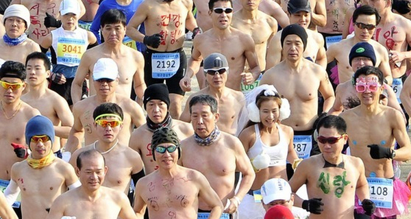 韩国大邱举办“裸体马拉松”，700人寒冬光膀跑步(网页截图)
