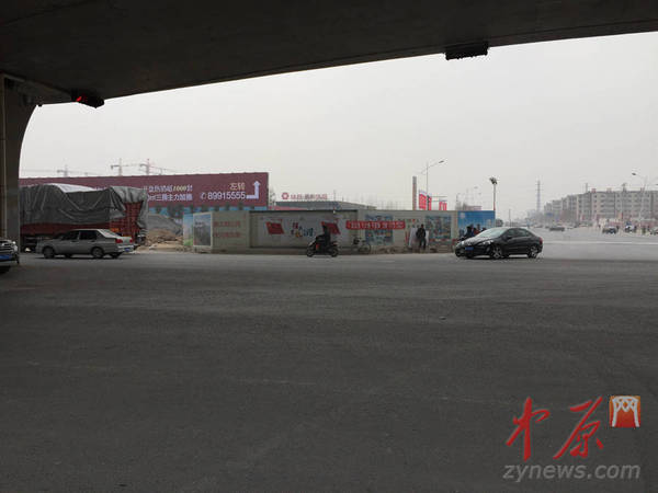 郑州南三环紫荆山路交叉口围挡瘦身12米 车辆通行恢复顺畅