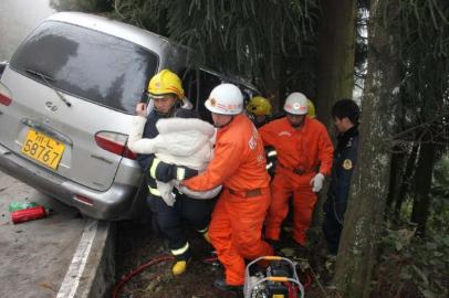 被困游客被消防官兵救出。