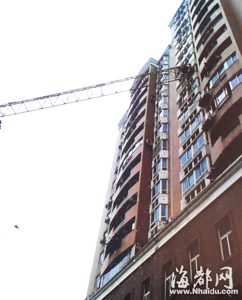 福州:60米长吊臂伸到工地外 戳入10楼居民家|工