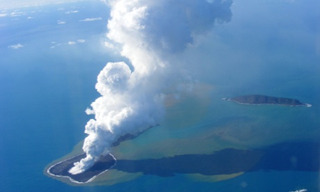 汤加海底火山喷发染红海水 多条航线取消(图)|